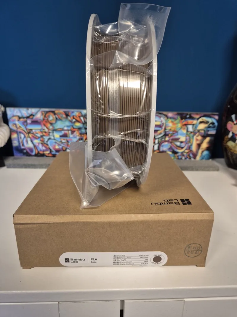 PLA 3D Printer Filament - 1.75mm - 1kg - Chocolade bruin - op spoel van Bambu Lab in Cocoa brown – productfoto