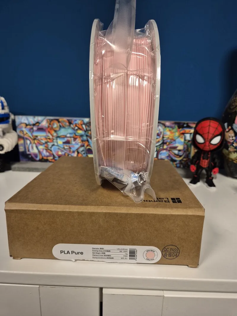 PLA Pure - (Lichtroze / Pastelroze) - 3D Printer Filament - 1.75mm - 1kg - Inclusief Herbruikbare Spoel van Bambu Lab in Milky pink – productfoto